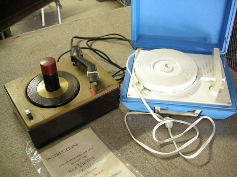 lot 67 image: Old RCA Victor 45 Record Player and DeJay Player