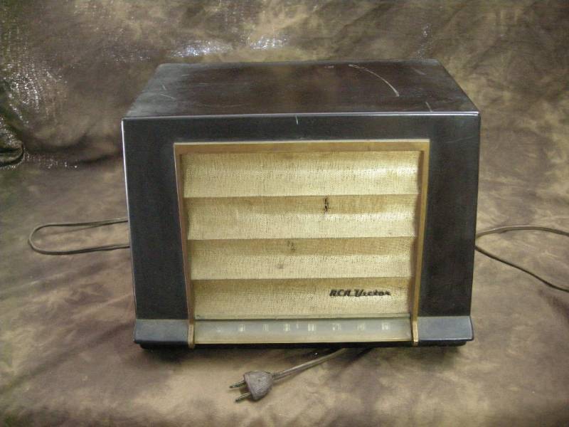 lot 76 image: Old RCA Victor Radio