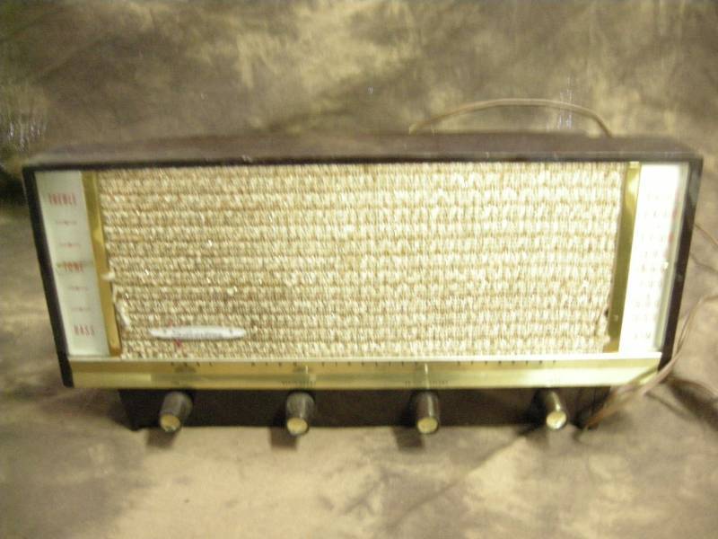 lot 73 image: Vintage Silvertone Radio
