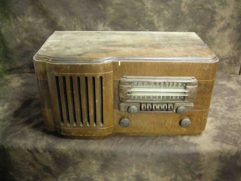 lot 80 image: Antique Wards Airline Radio