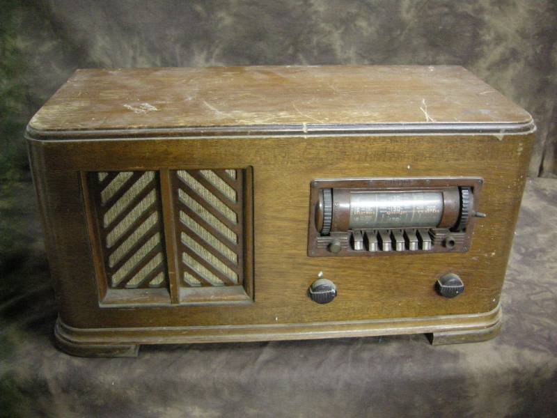 lot 81 image: Antique Wards Airline Radio