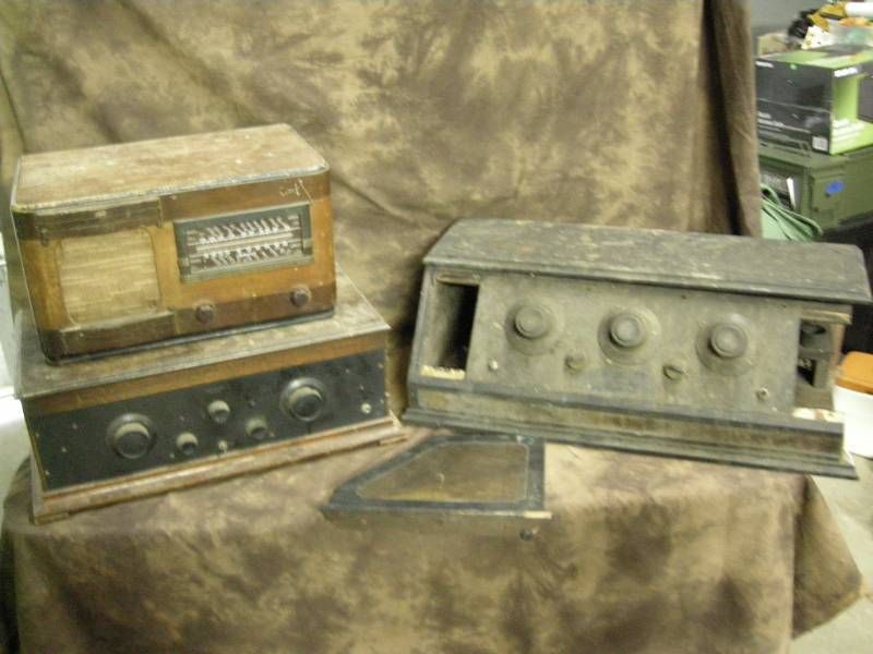 lot 83 image: Three Antique Radios