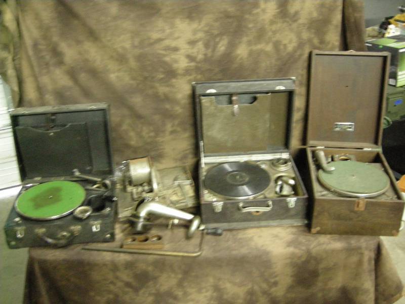 lot 86 image: Misc Old Record Player Parts