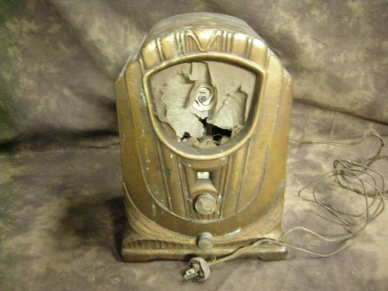 lot 94 image: Old Barn Find Radio