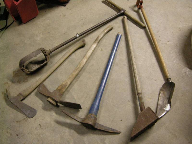 lot 101 image: Older Earth Moving Tools