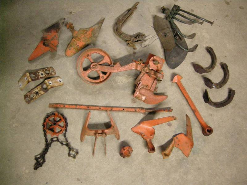 lot 104 image: Vintage Metal Implement Parts