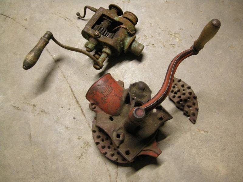 lot 116 image: Antique Red Chief Sheller and Pexto Crimper