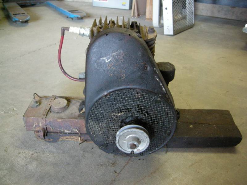 lot 127 image: Antique Briggs & Stratton Engine