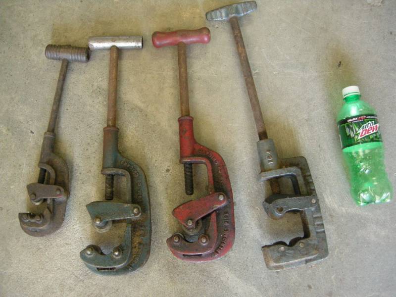 lot 142 image: 4 Vintage Pipe Cutters