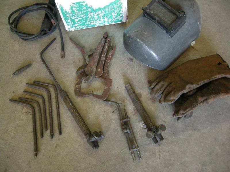 lot 146 image: Box Welding Supplies