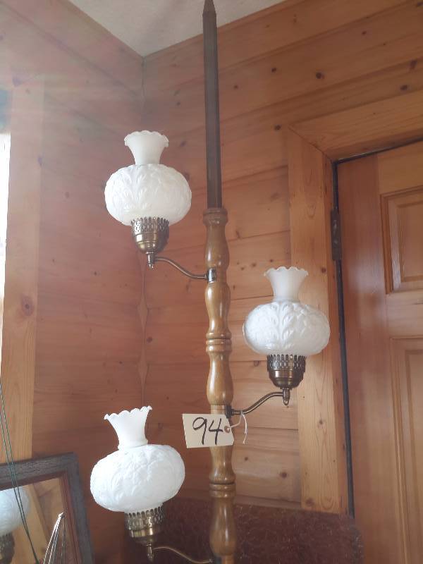 lot 94 image: Mid Century 3 Light Pole lamp.. All Three lights work and good shape
