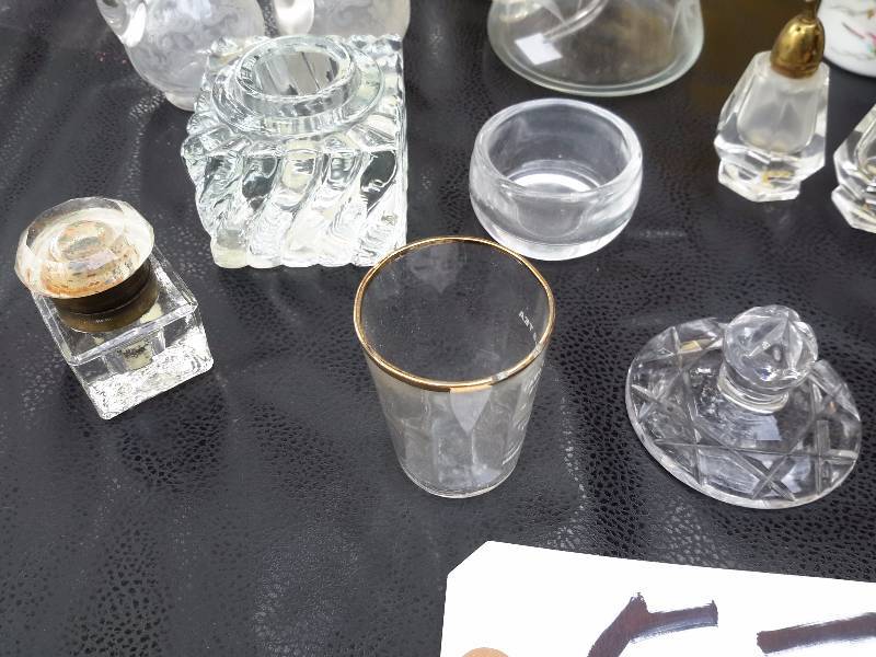 lot 57 image: Misc glass items.. Salt and Pepper etc