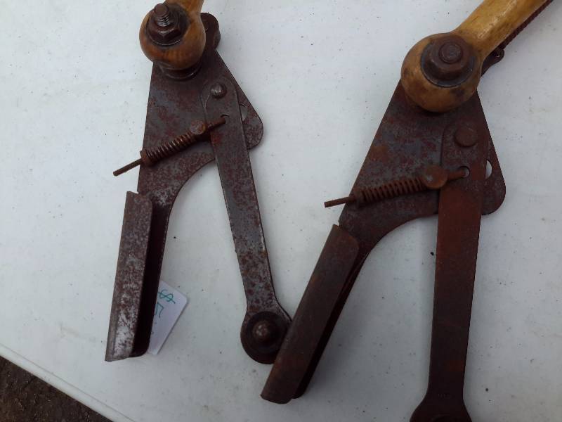 lot 73 image: 2, clay pigeon throwers..