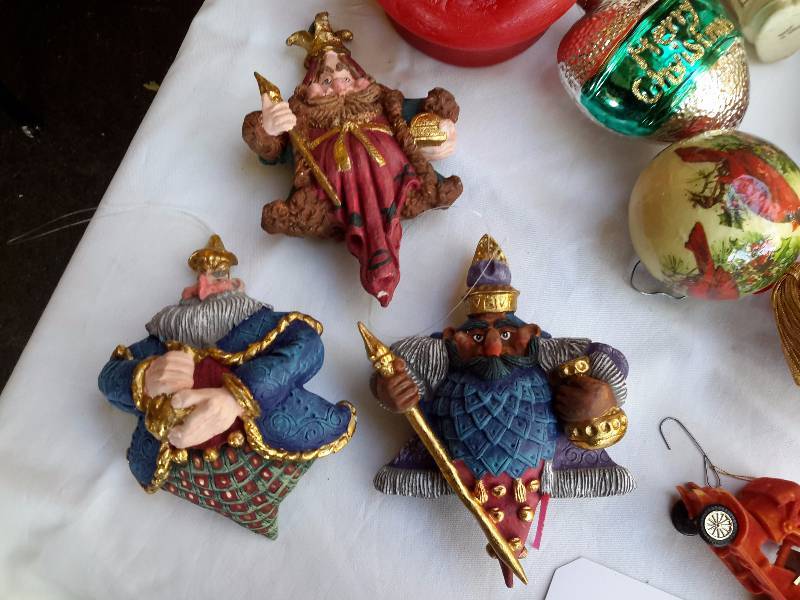 lot 16 image: Misc. Vintage Christmas Decorations and lights