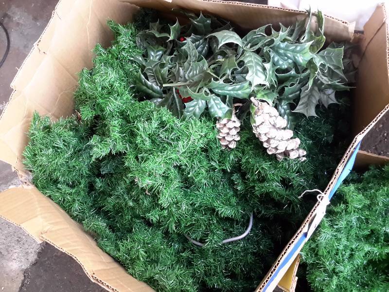lot 17 image: Lot of Garland and a few lights