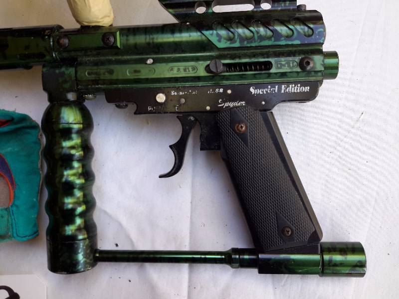 lot 29 image: Paintball Gun, mask accessories.. Includes a CO2 bottle, but no paint balls