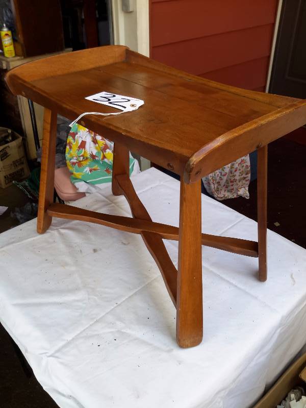 lot 32 image: Nice small side table.. Solid wood.. Looks like Maple.