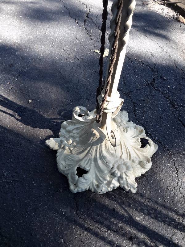 lot 35 image: Cast Iron Pole lamp. No shade