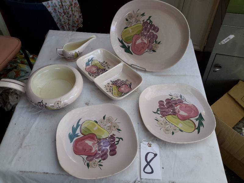lot 8 image: REDWING Serving pieces.. Cream and Sugar, Serving dish (no cover), plates as shown