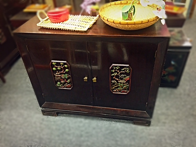 lot 1 image: THOMASVILLE, Asian Style, Art Deco,  Dining Room Table, Buffet and 5 Chairs.