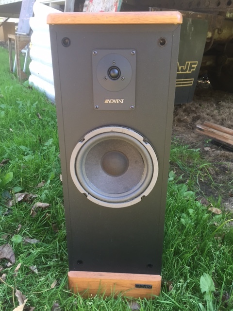lot 100 image: Advent Speakers.  Speakers are good..