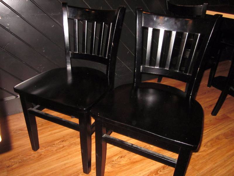 lot 104 image: Pedestal Table & 4 Chairs