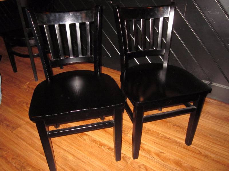 lot 105 image: Pedestal Table & 4 Chairs
