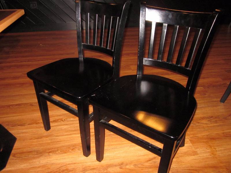 lot 106 image: Pedestal Table & 4 Chairs