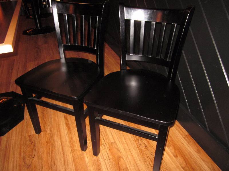 lot 108 image: Pedestal Table & 4 Chairs