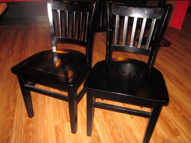 lot 110 image: Pedestal Table & 4 Chairs