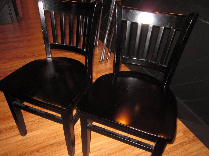 lot 111 image: Pedestal Table & 4 Chairs