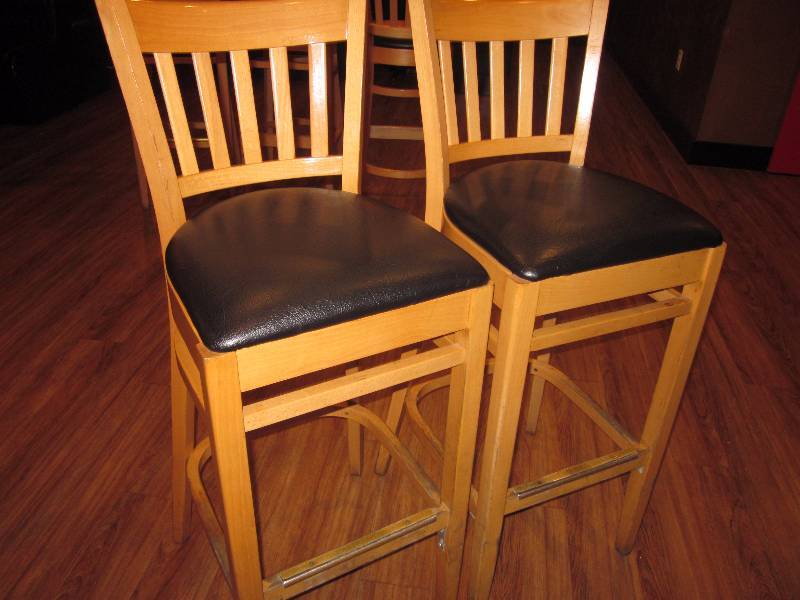 lot 122 image: High Top Table and 4 Chairs