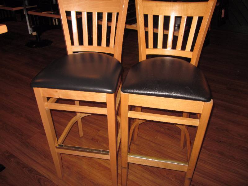 lot 124 image: High Top Table and 4 Chairs
