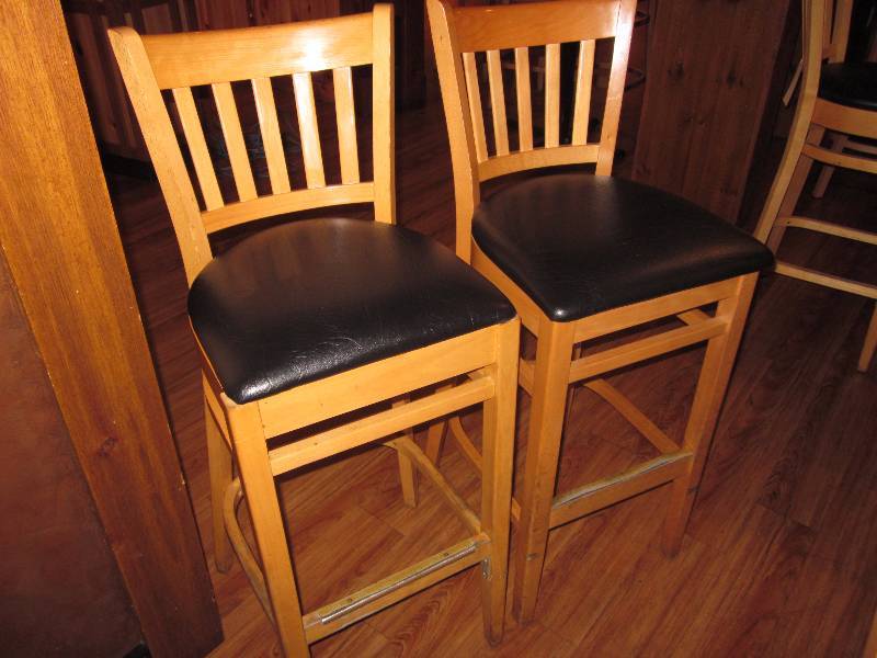 lot 125 image: High Top Table and 4 Chairs