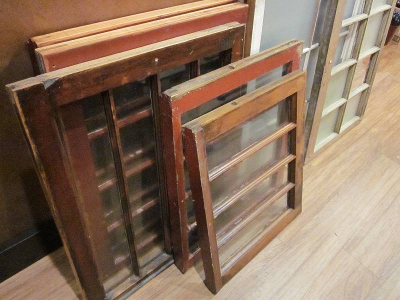 lot 64 image: 8 Small Vintage Windows