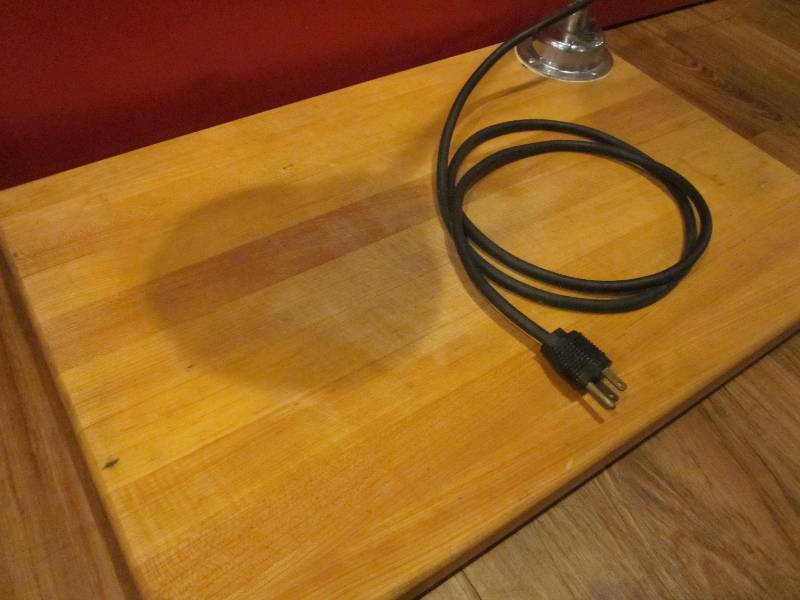 lot 60 image: Cutting Board with Heat Lamp