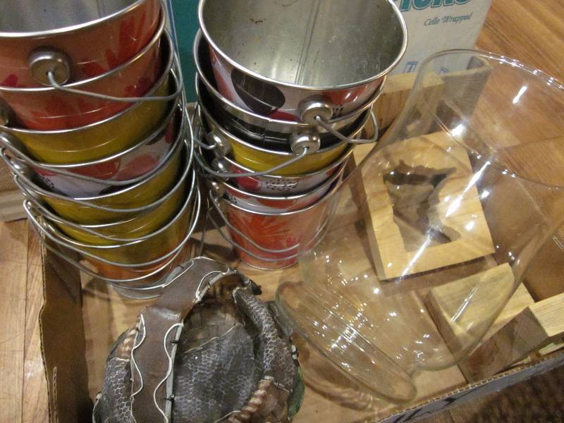 lot 191 image: Hostess Station Items