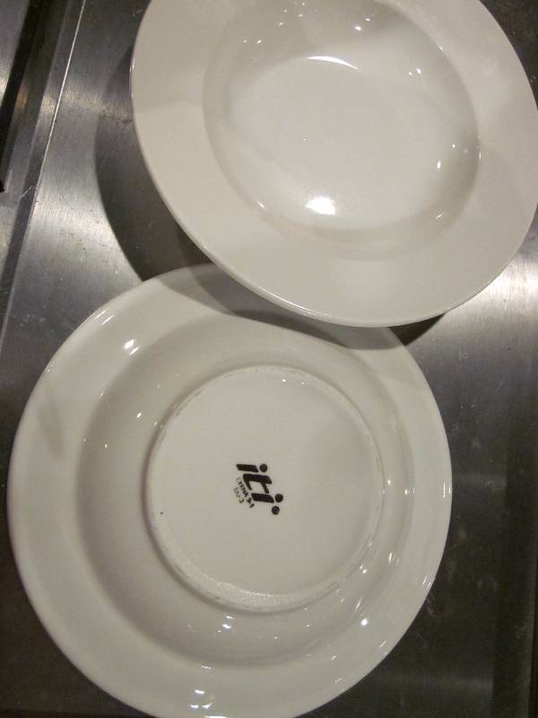 lot 211 image: Small Bowls