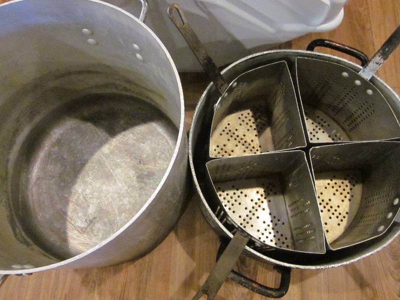 lot 218 image: Pots and Food Containers