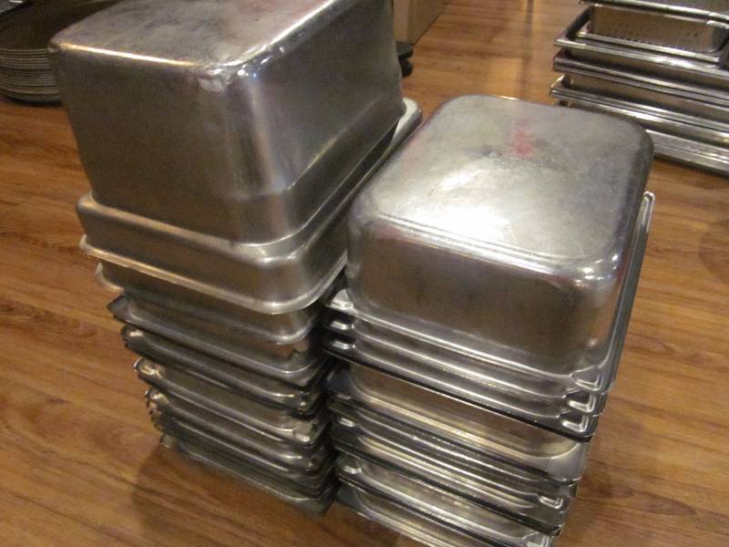lot 228 image: Medium Hot Food Pans