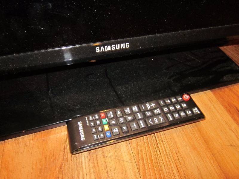 lot 269 image: Samsung TV on Stand