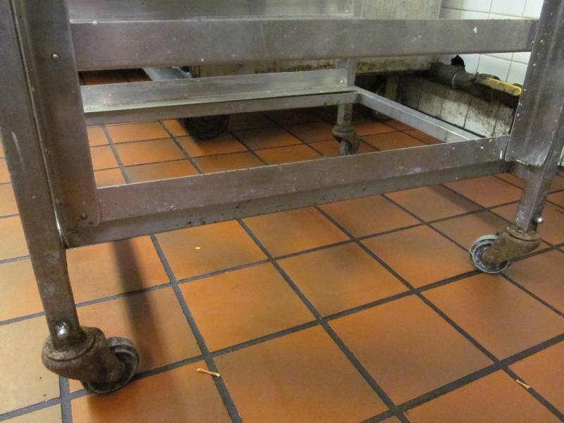 lot 25 image: Small bakery rack