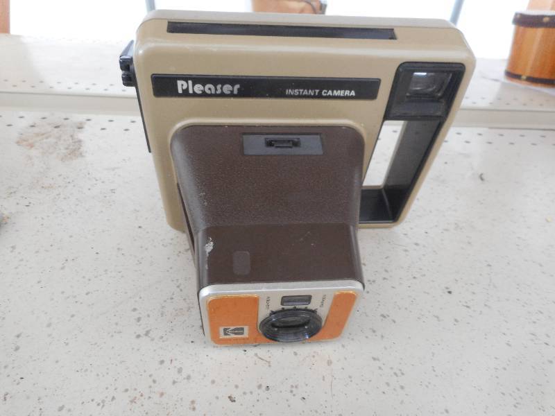 VINTAGE PLEASER INSTANT CAMERA