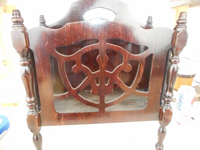 VINTAGE WOODEN MAGAZINE RACK