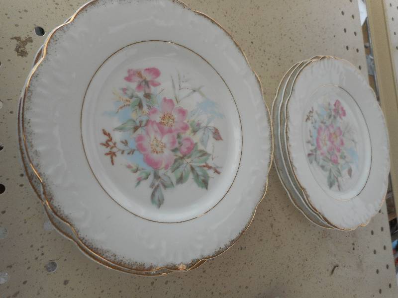 6 VINTAGE GOLD RIMMED CAKE PLATES