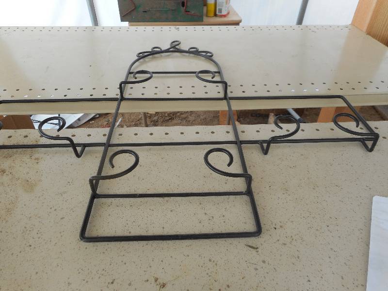 VINTAGE METAL PLATE HANGER