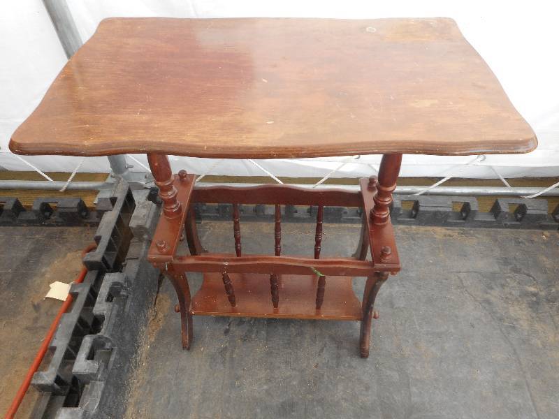 END TABLE WITH MAGAZINE RACK