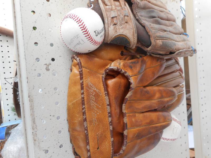 3 LEATHER BASEBALL MITTS AND 2 BALLS