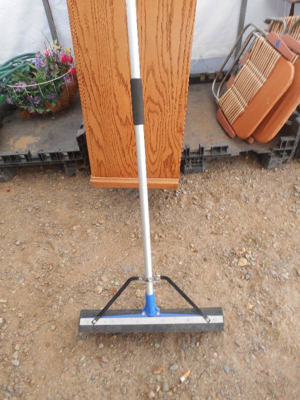 SHOP BROOM WITH HOSE HOOK UP