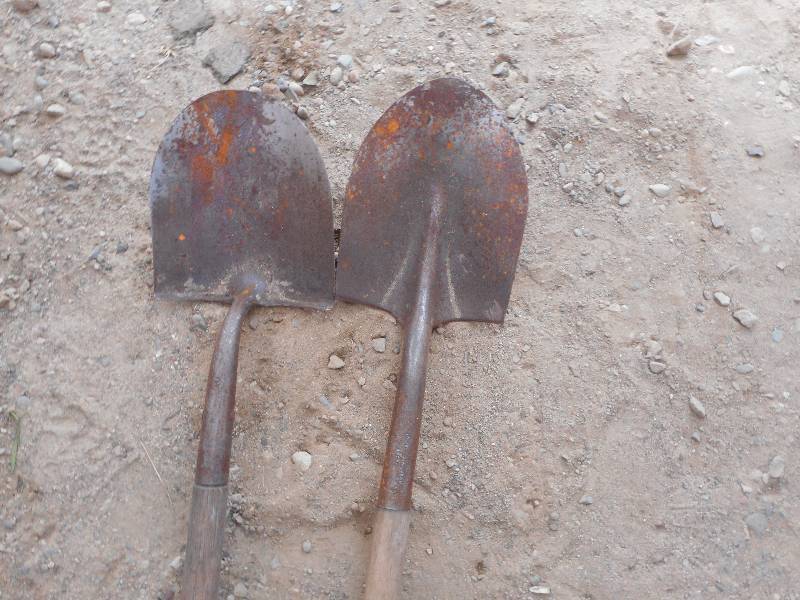 2 PEAKID NOSE SHOVELS